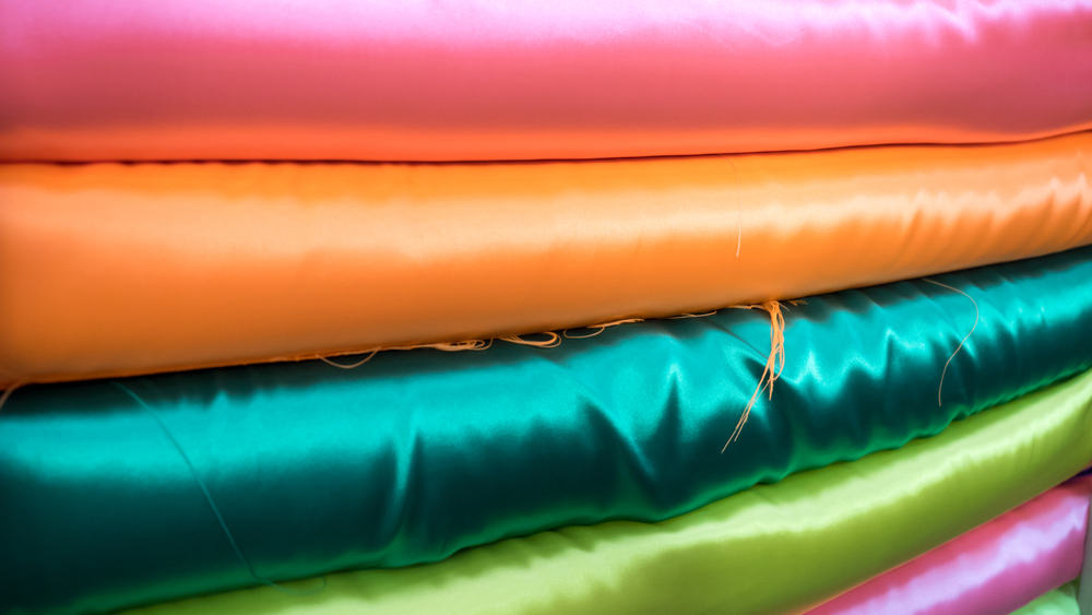 Satin: So stylt ihr den Sommertrend richtig Satin: So stylt ihr den Sommertrend richtig