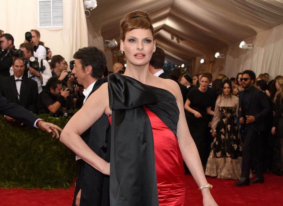Linda Evangelista modelt nach missglückter Beauty-Behandlung wieder Linda Evangelista modelt nach missglückter Beauty-Behandlung wieder